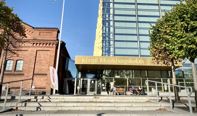 Kungliga Musikhögskolans huvudentré på Valhallavägen