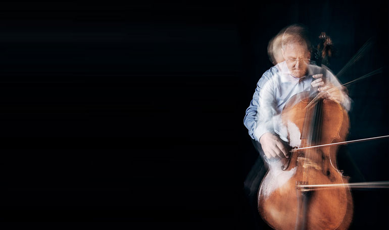 Professor Ola Karlsson spelar cello. 