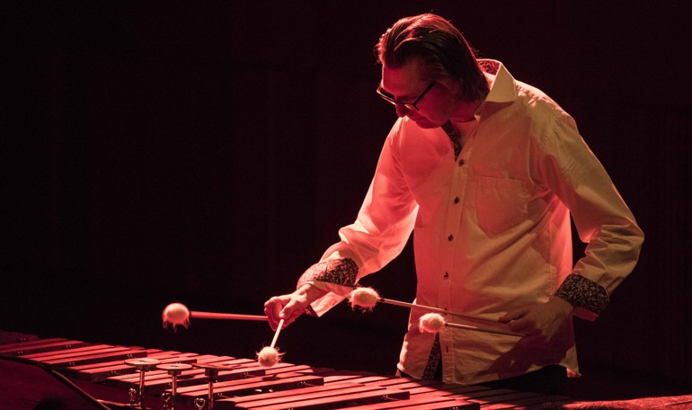 Daniel Berg spelar på en stor marimba
