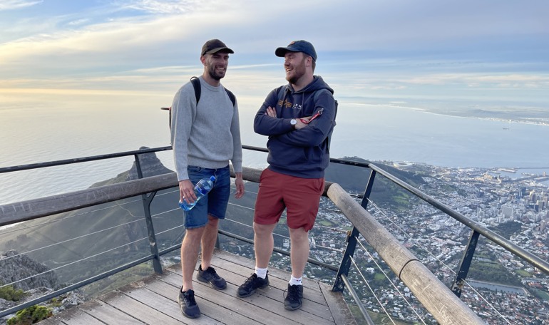 Två musiklärarstudenter står på en utsiktsplats i Sydafrika