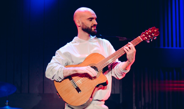 KMH-studenten Mohamad Eid Alfakir med gitarr. 