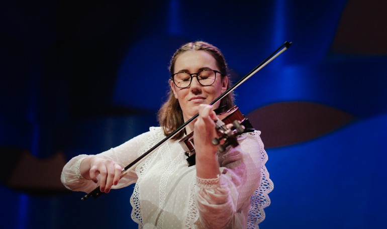 Kvinna spelar fiol