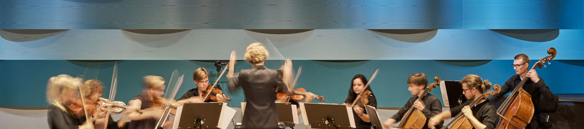 Orkester med dirigent. Foto: Åke E:son Lindman