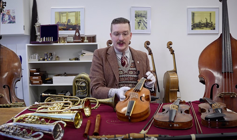 Instrumentvård för framtida musikgenerationer - Johannes Harg visar upp en viola