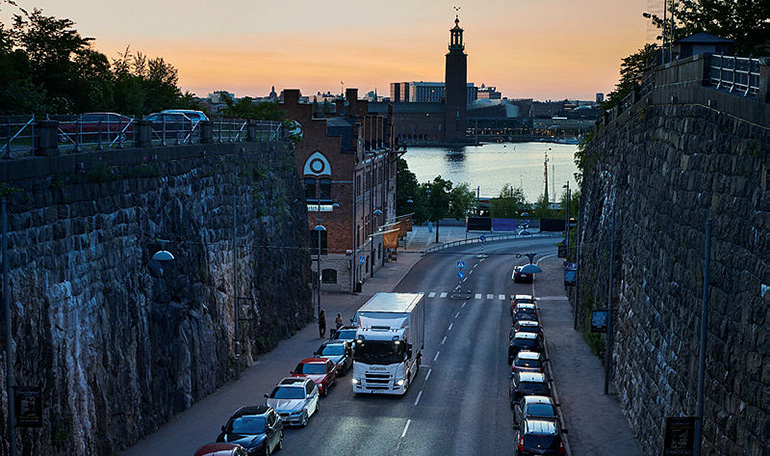 Stockholmsvy med lastbil från Scania