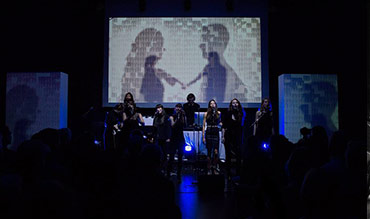 En grupp som uppträder på en scen, från Artify the Music.