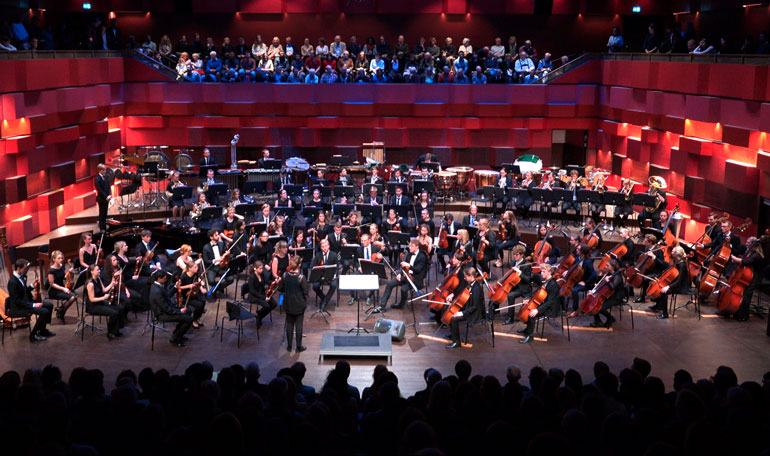 En symfoniorkester på en scen.