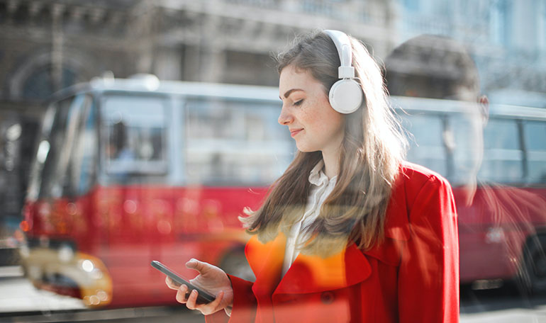 Lyssnar på musik i offentlig plats