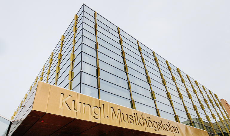 Entrén och fasaden till Kungl. Musikskolans campus vid Valhallavägen