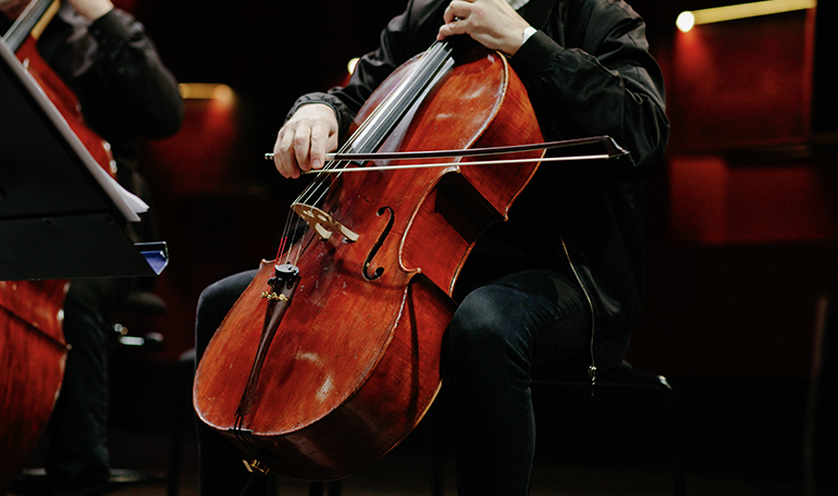 Person som spelar cello