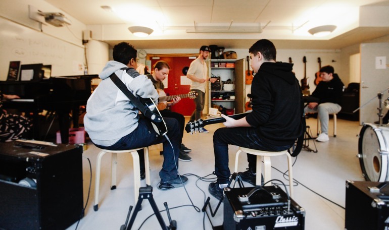 Elever med ryggen mot kameran spelar på instrument i musiksalen och vänd mot kameran ser man musiklärarstudenten 











Magnus Jonsson och Andy Pfeiler som leder tisdagsjam.
