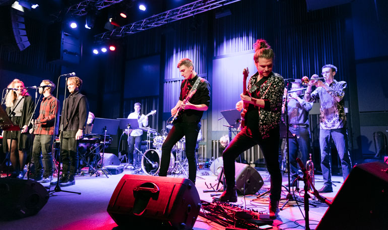Lärarstudenter som spelar tillsammans i ett popband. Foto: Mira Åkerman