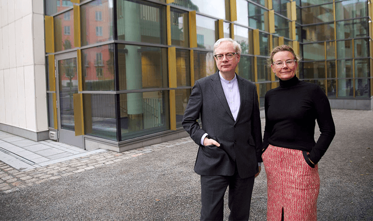 Forskarna David Thyrén och Eva Bojner Horwitz utanför KMH